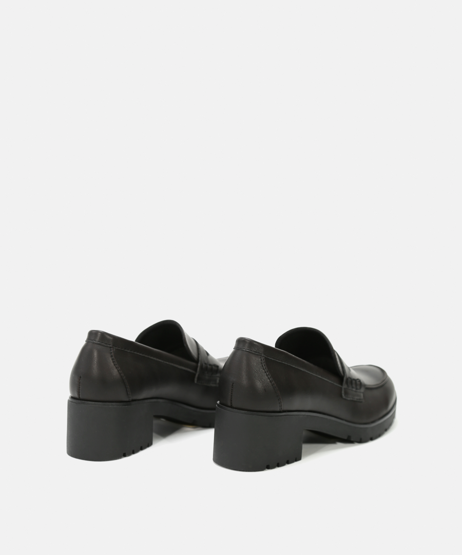 Sapatos de salto image number null